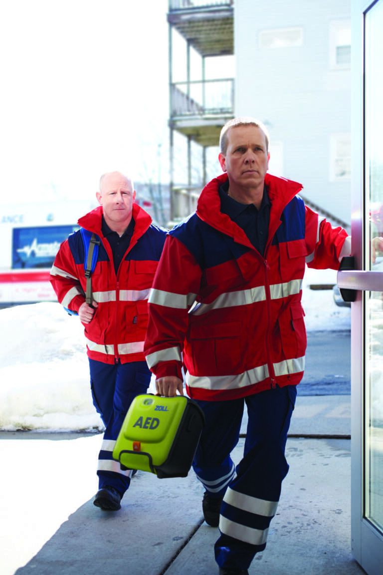 Zwei Rettungssanitäter mit ZOLL AED 3 im Einsatz