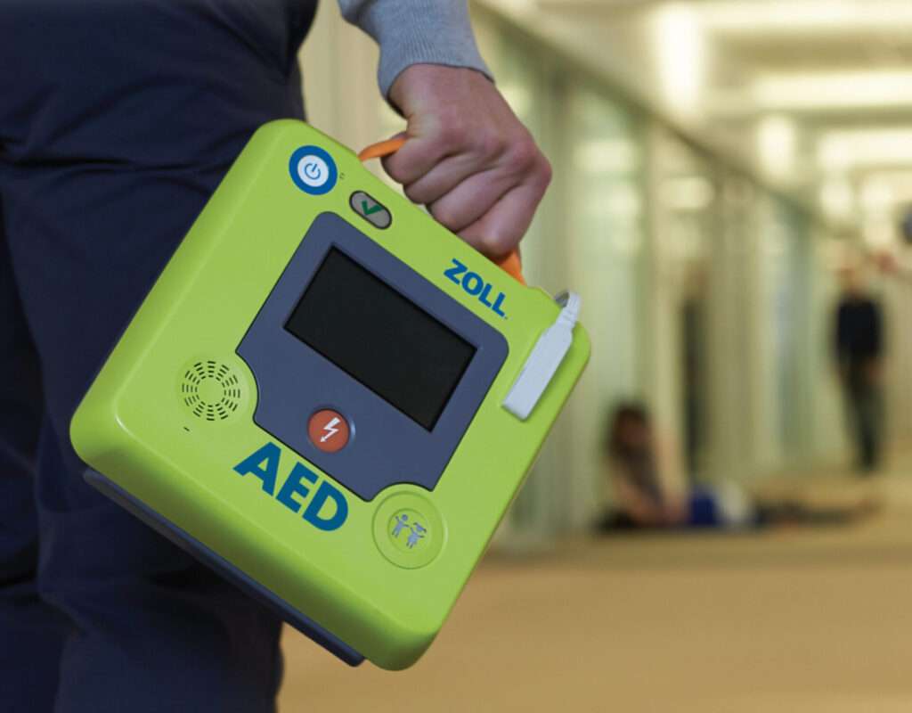 ZOLL AED 3 Handlich im Tragegriff in einem Bürogebäude