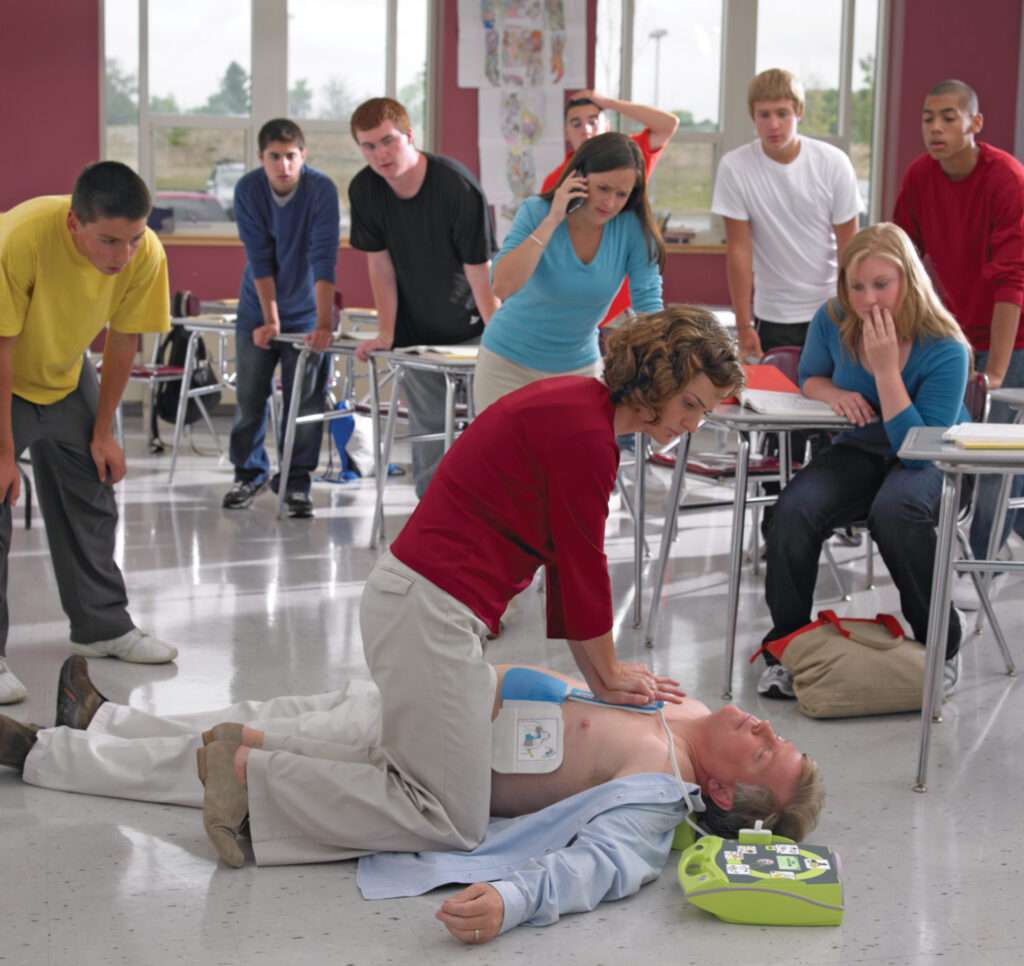 Defibrillator Preis - Reanimationsszene in einer Schulklasse