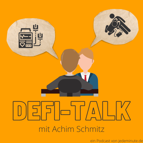 Defi-Talk Logo. Oranger Hintergrund. Zwei Männer sitzen sich gegenüber, Sprechblasen zeigen einmal ein Piktogramm eines Defibrillators und einmal ein Piktogramm einer Wiederbelebungsszene mit Defibrillator.