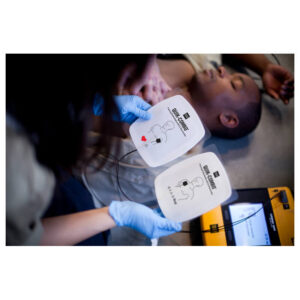 QUIK-COMBO Therapieelektroden mit REDI-PAK für Erwachsene an einem LIFEPAK 1000 AED angeschlossen