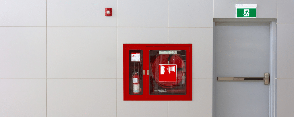 Feuerlöscher und Notausgang
